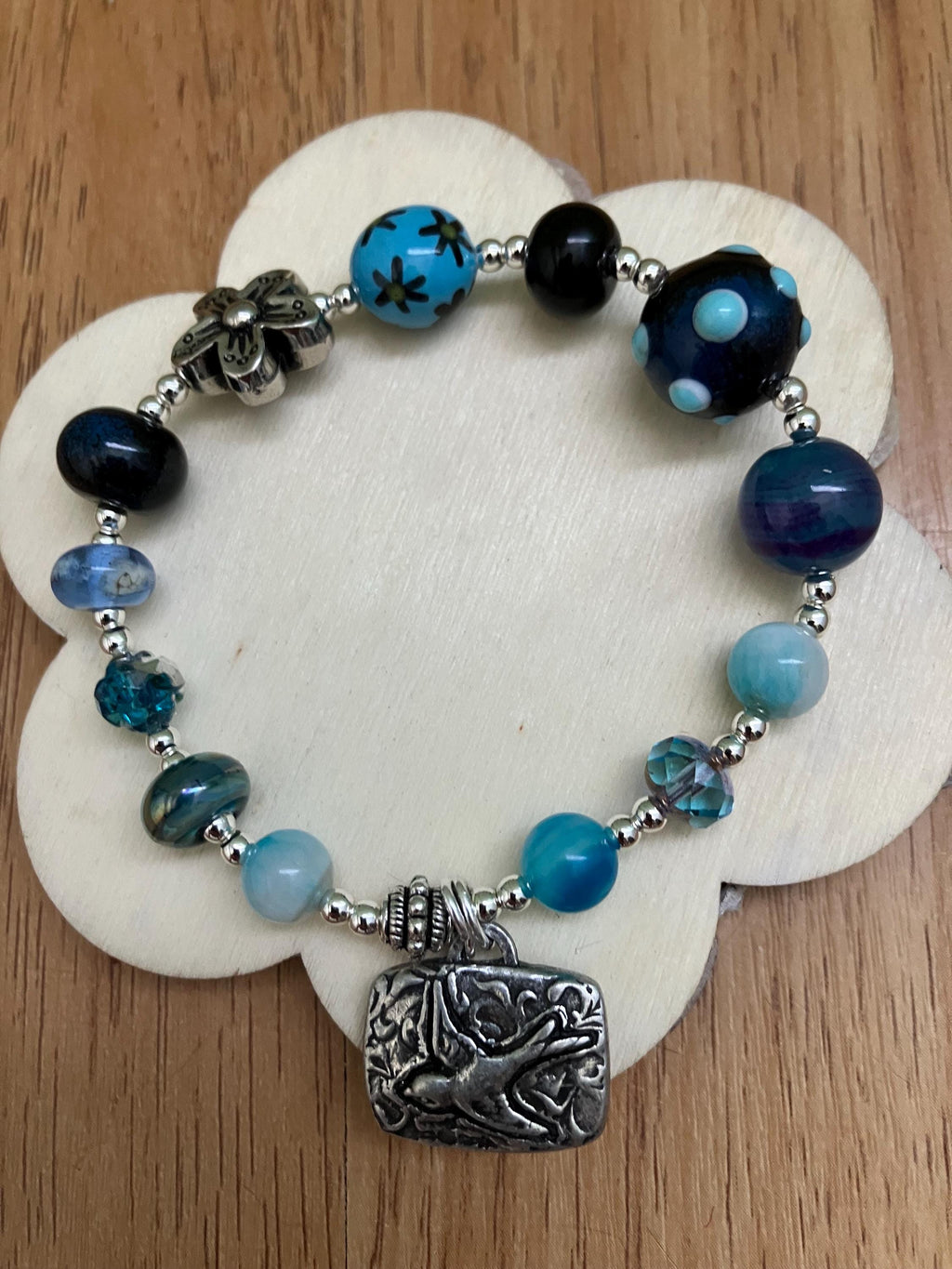 Bracelet, bracelet aux tons bleus vert, verre filé d art, semi précieuse, étain massif