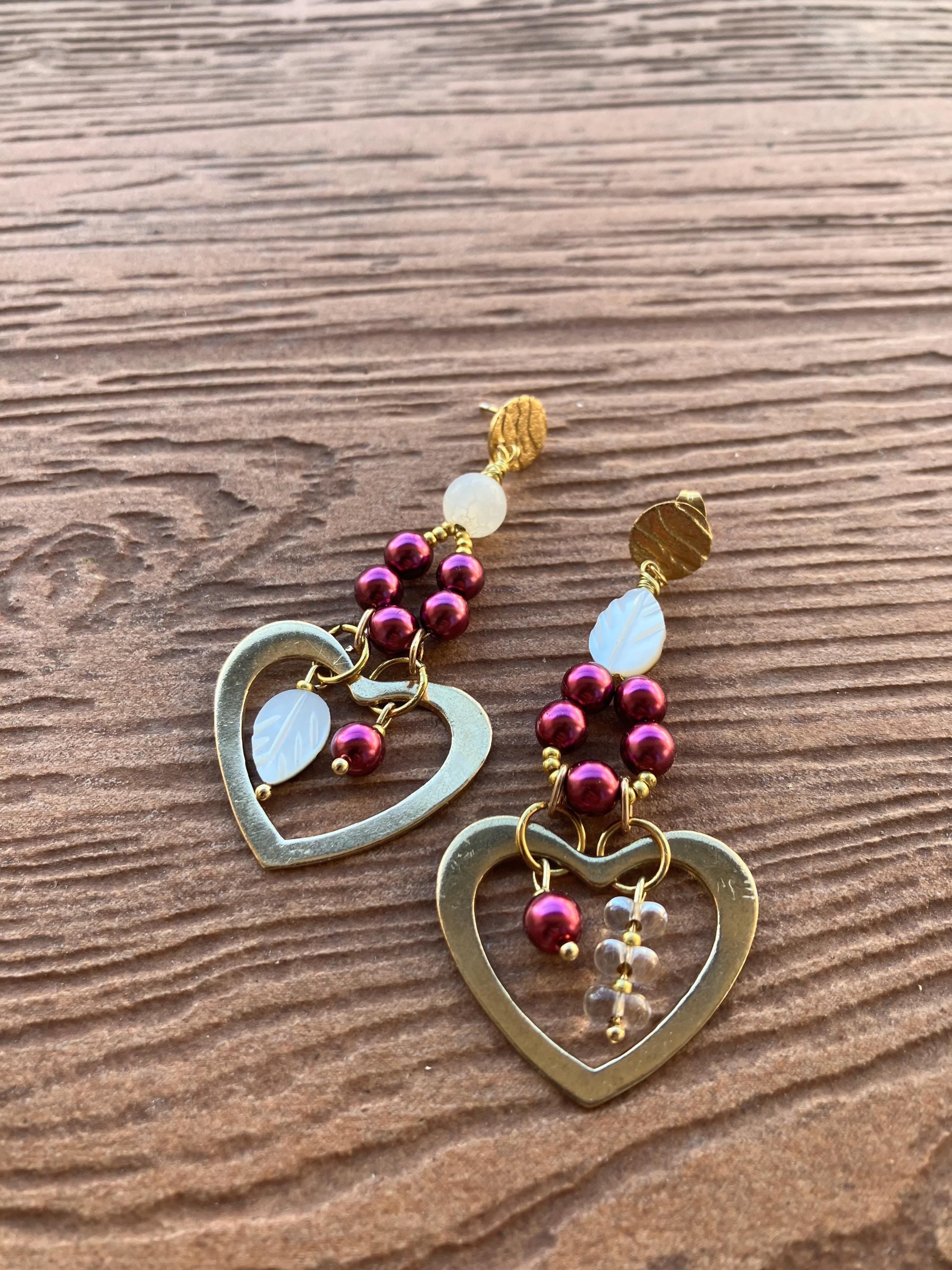 bouclés romantiques cœur dépareillées en laiton massif artisanal, perle naturelle craquelée, nacre sculptée et perles nacrées Swarovski