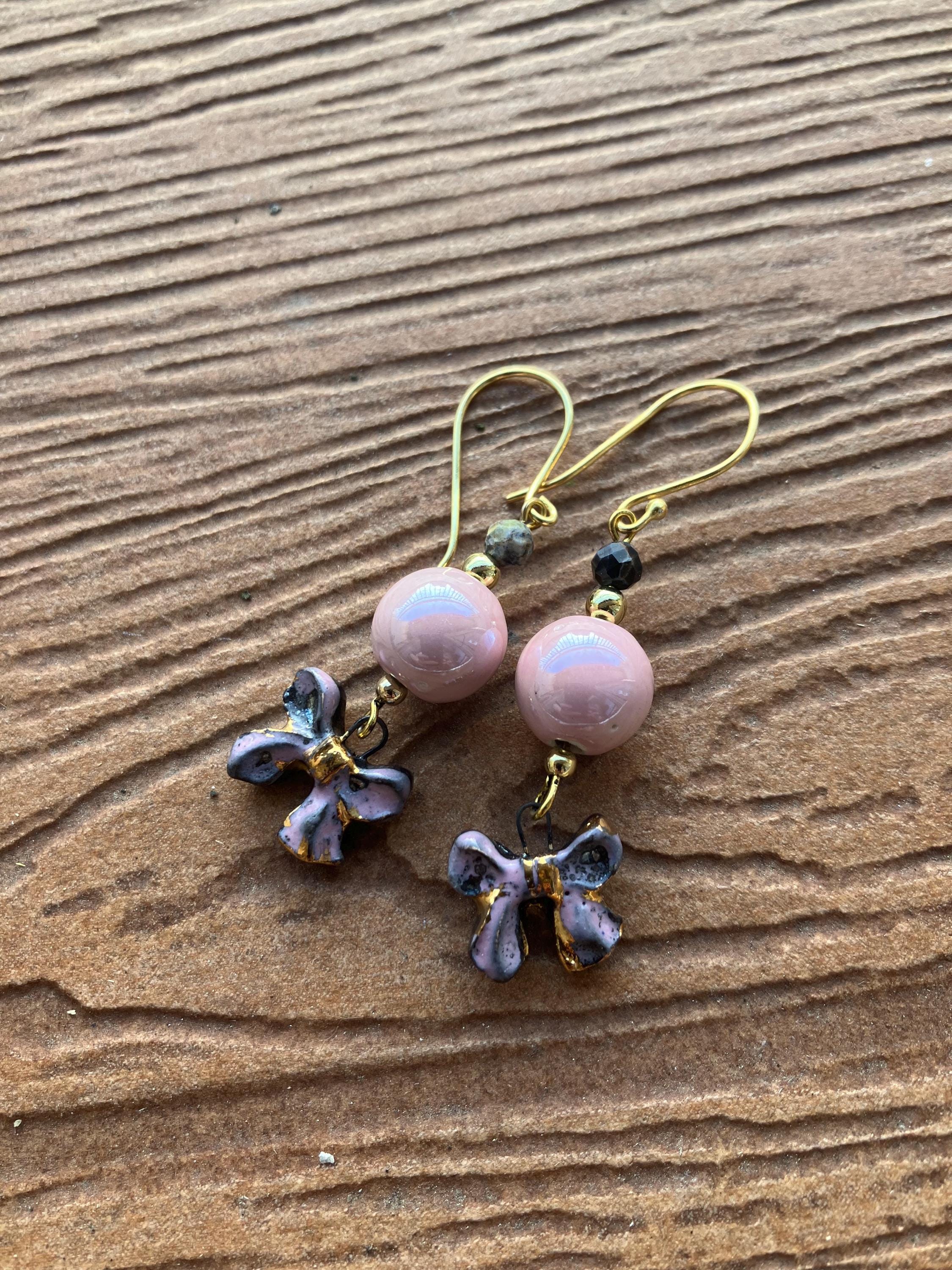 Boucles papillon parme et or en céramique émaillé d art