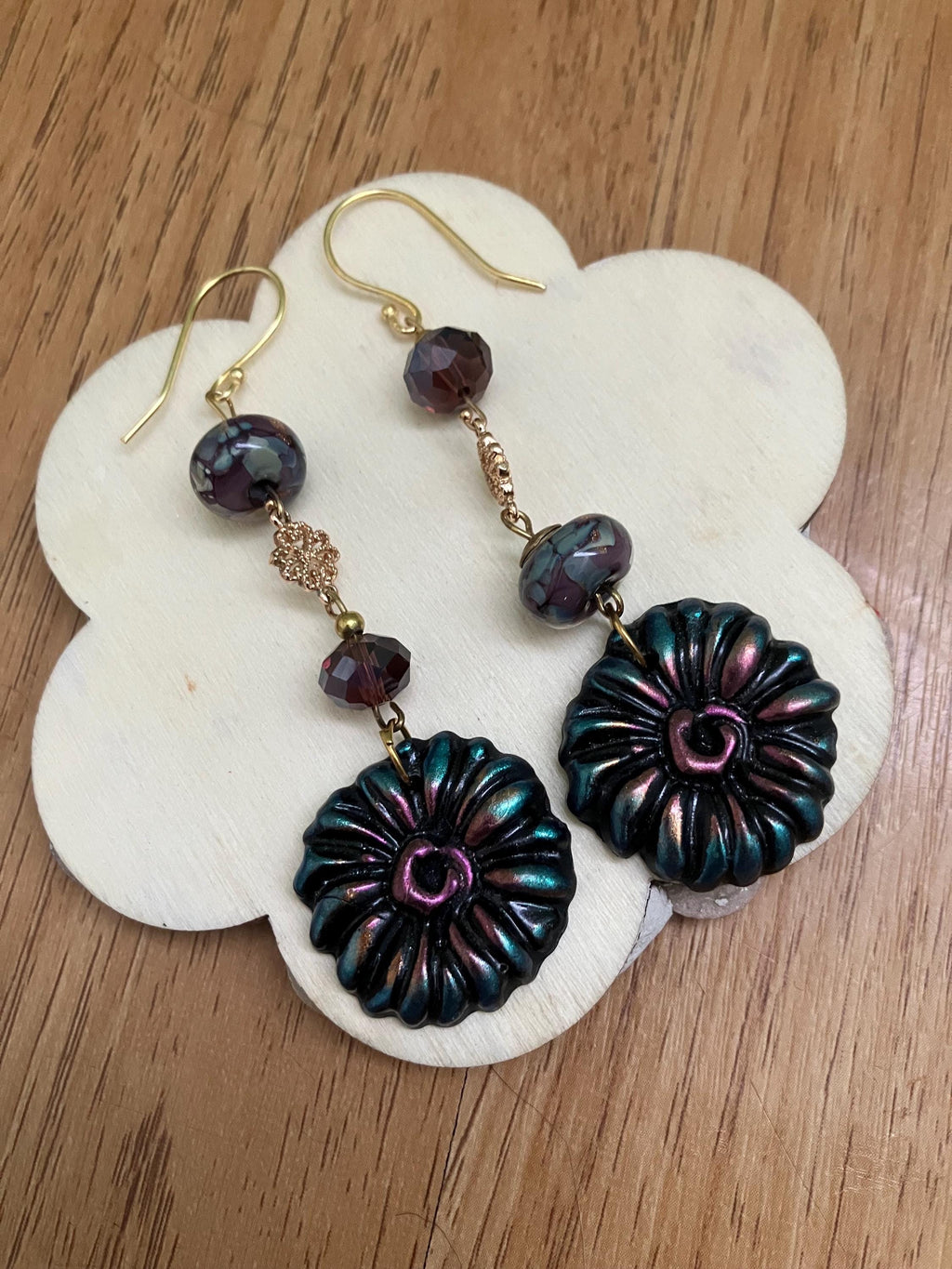 Boucles, longues boucles dépareillées en polymère, verre filé d art, plaqué or et verre tchèque