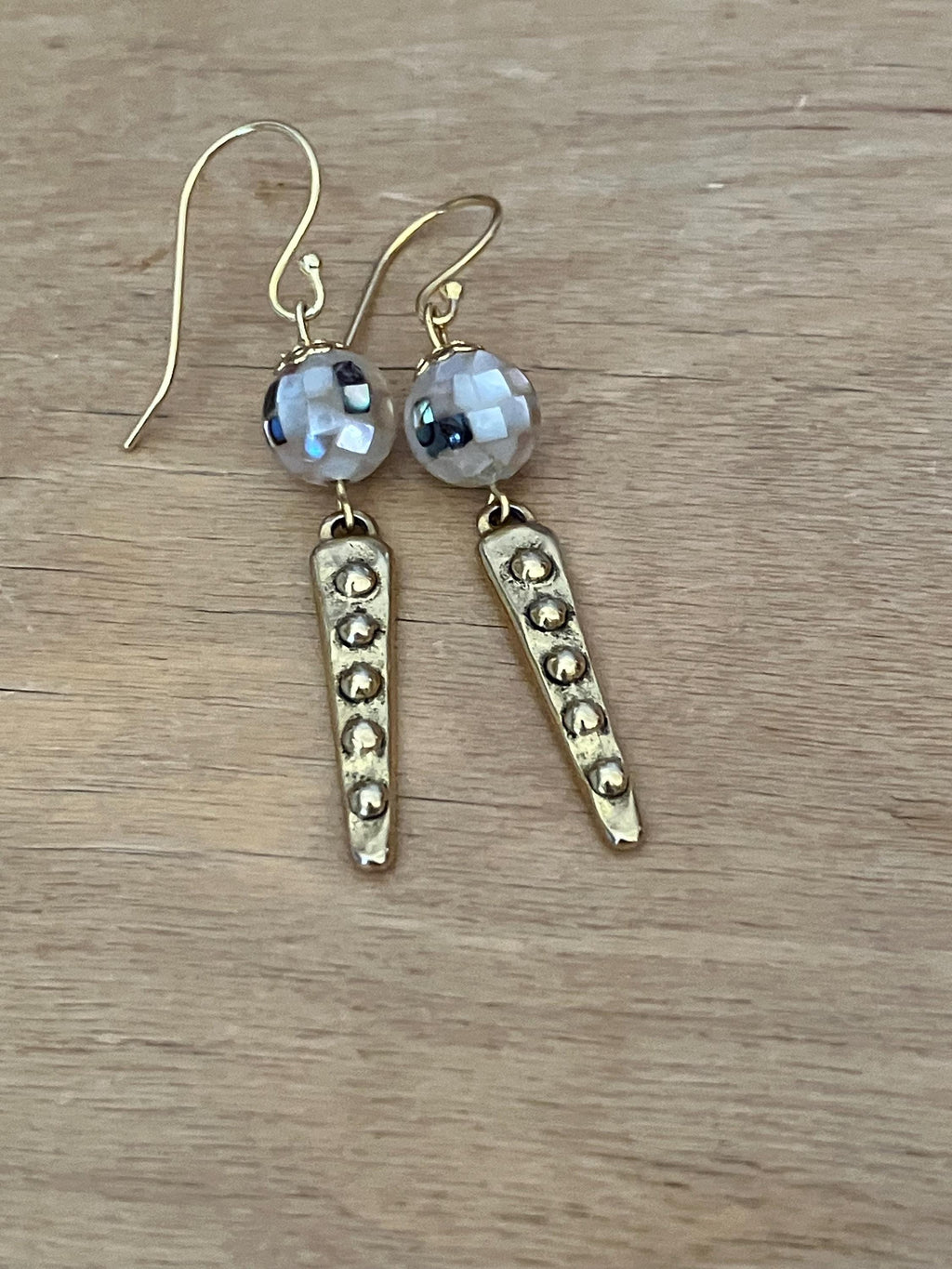 Boucles, boucles modernes, étain massif doré, coquille d ormeau, grade AA