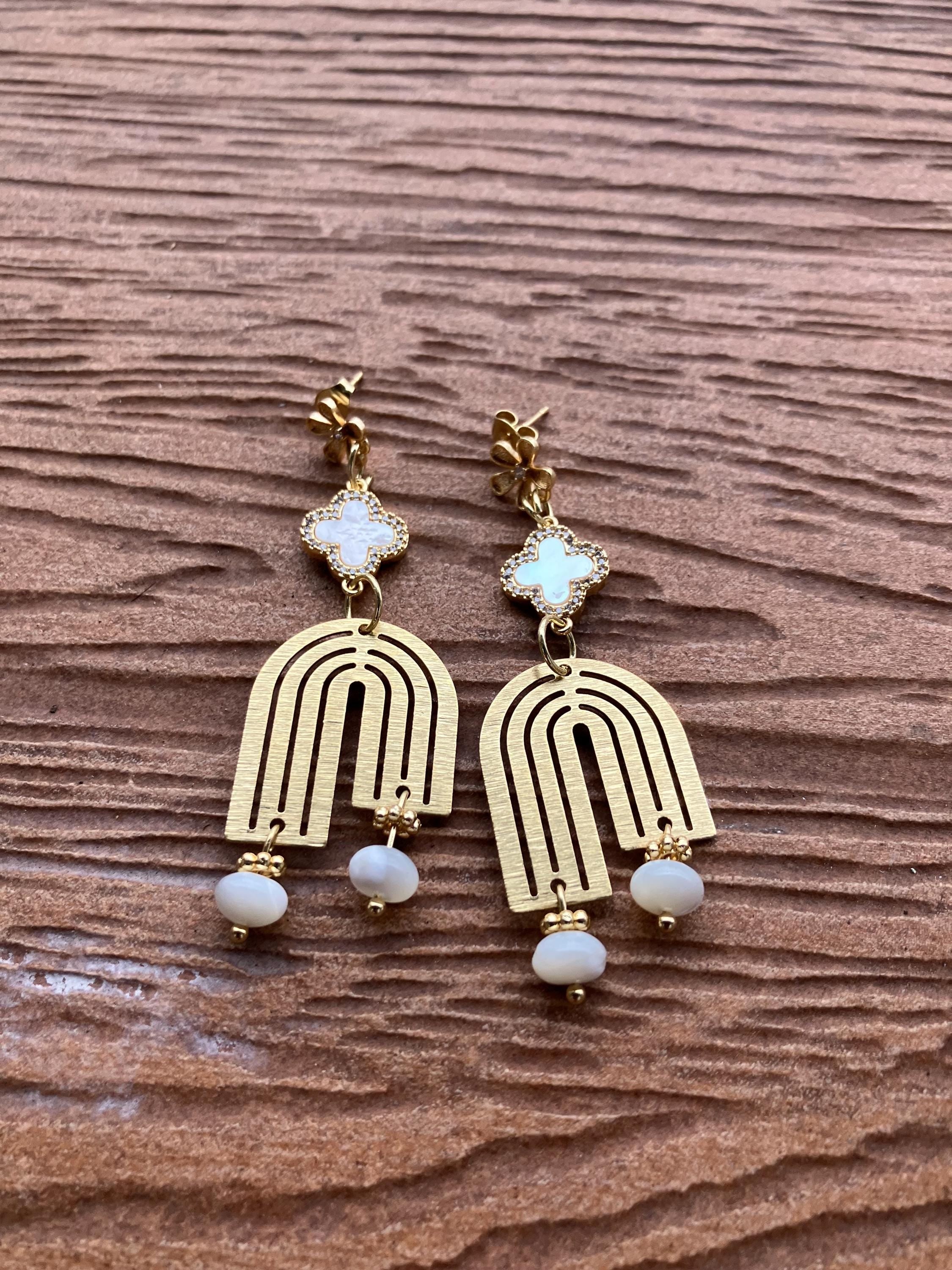 Collection fêtes - Boucles pendantes en plaqué or et coquillage naturel