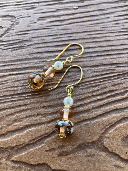 Boucles chic en verre filé au chalumeau et nacre Swarovski