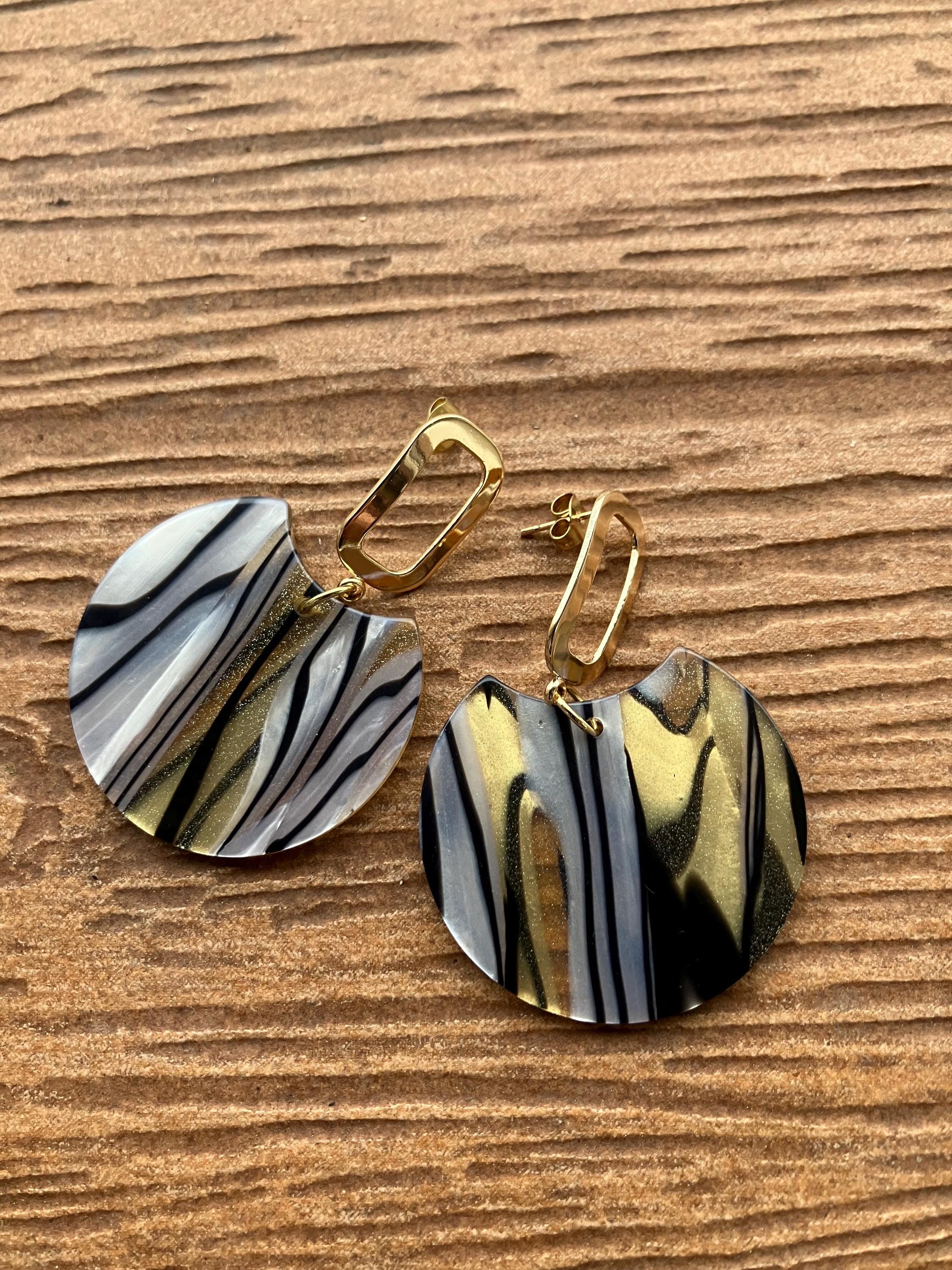 Boucles ethniques chic en plaqué or et résine acétate zèbre