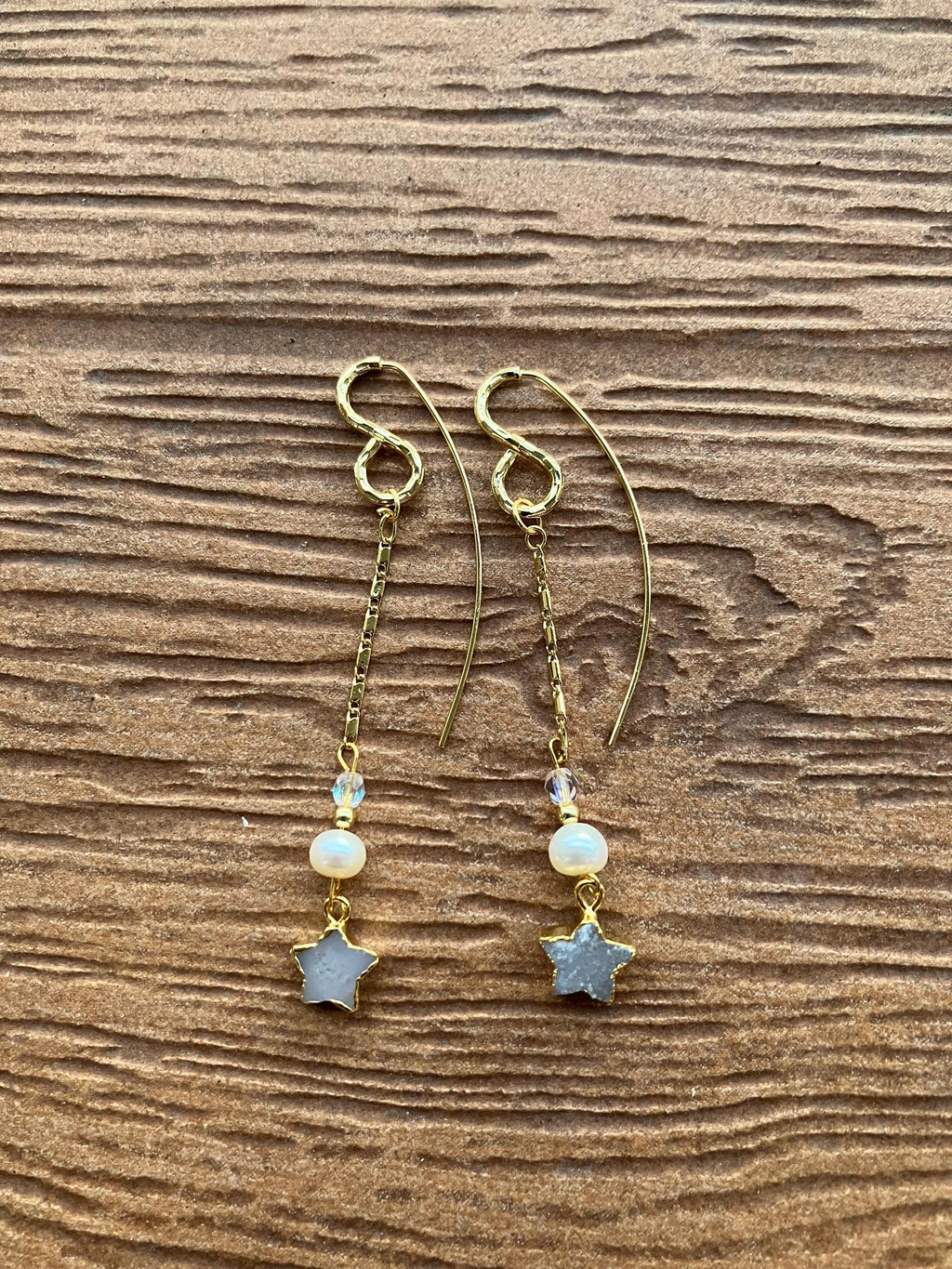 Longues boucles modernes plaqué or, perles de culture et semi précieuse agate Druzy