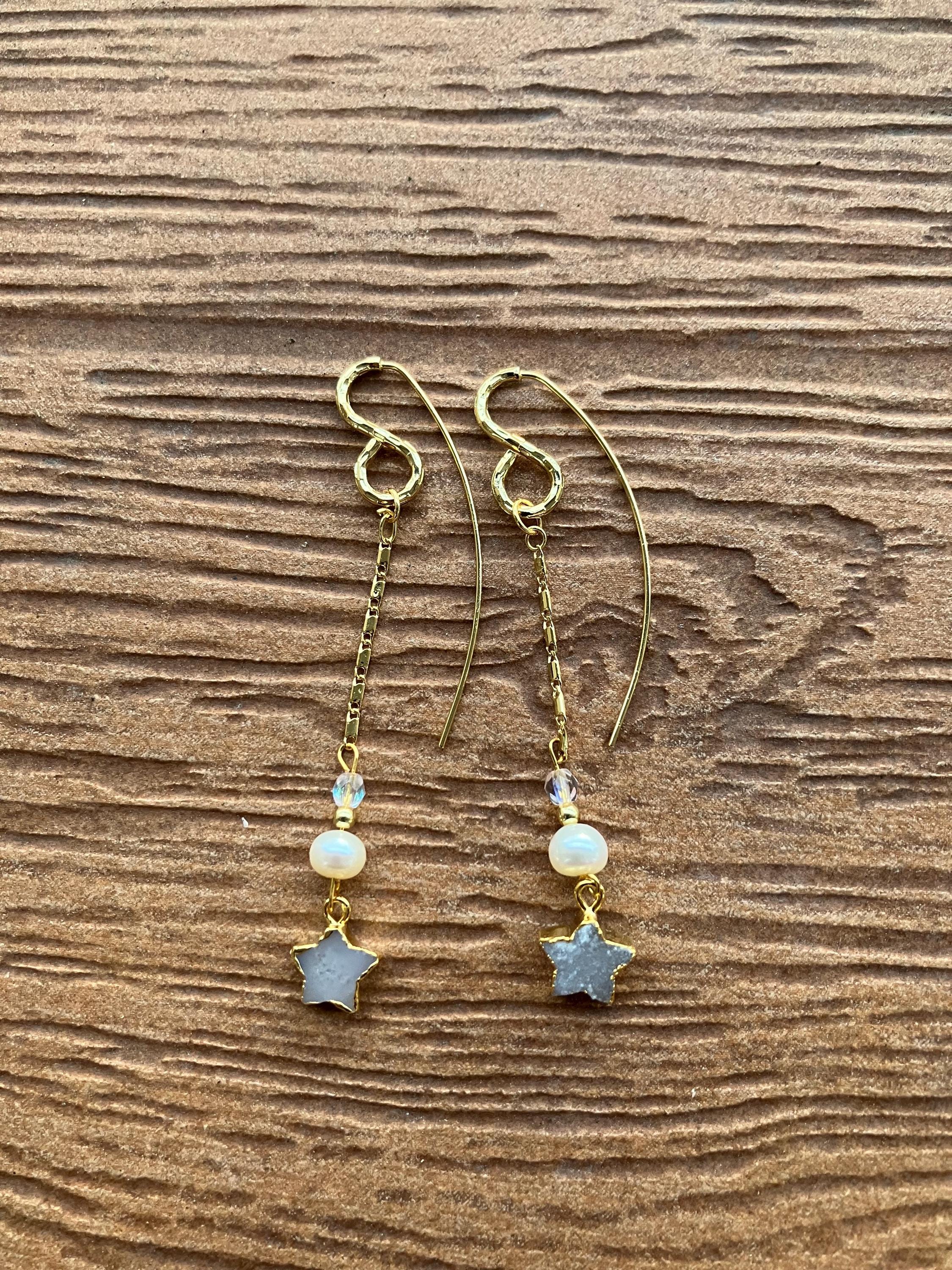 Longues boucles modernes plaqué or, perles de culture et semi précieuse agate Druzy