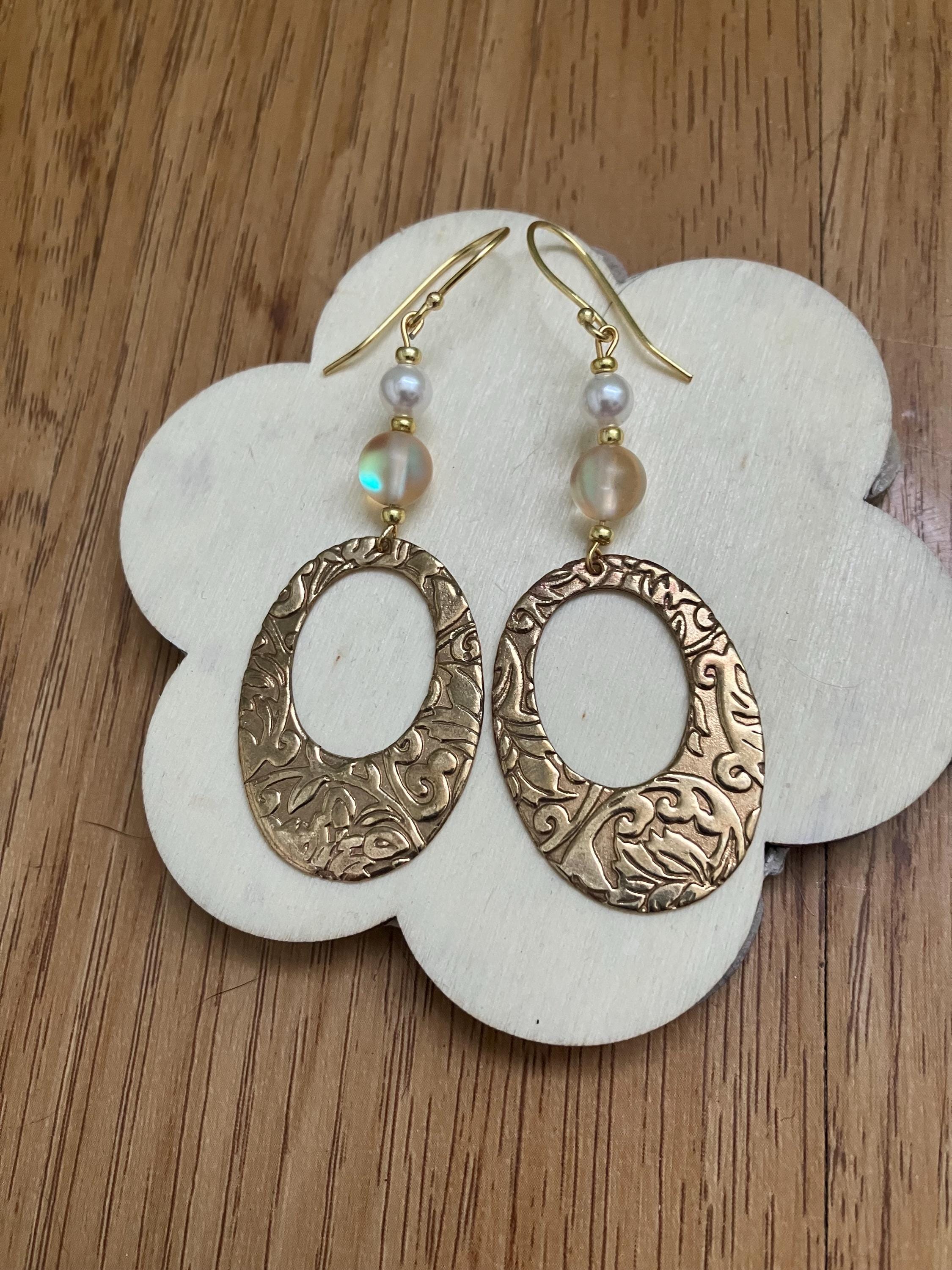 Boucles, boucles en bronze massif martèle, spectrolite, nacre Swarovski