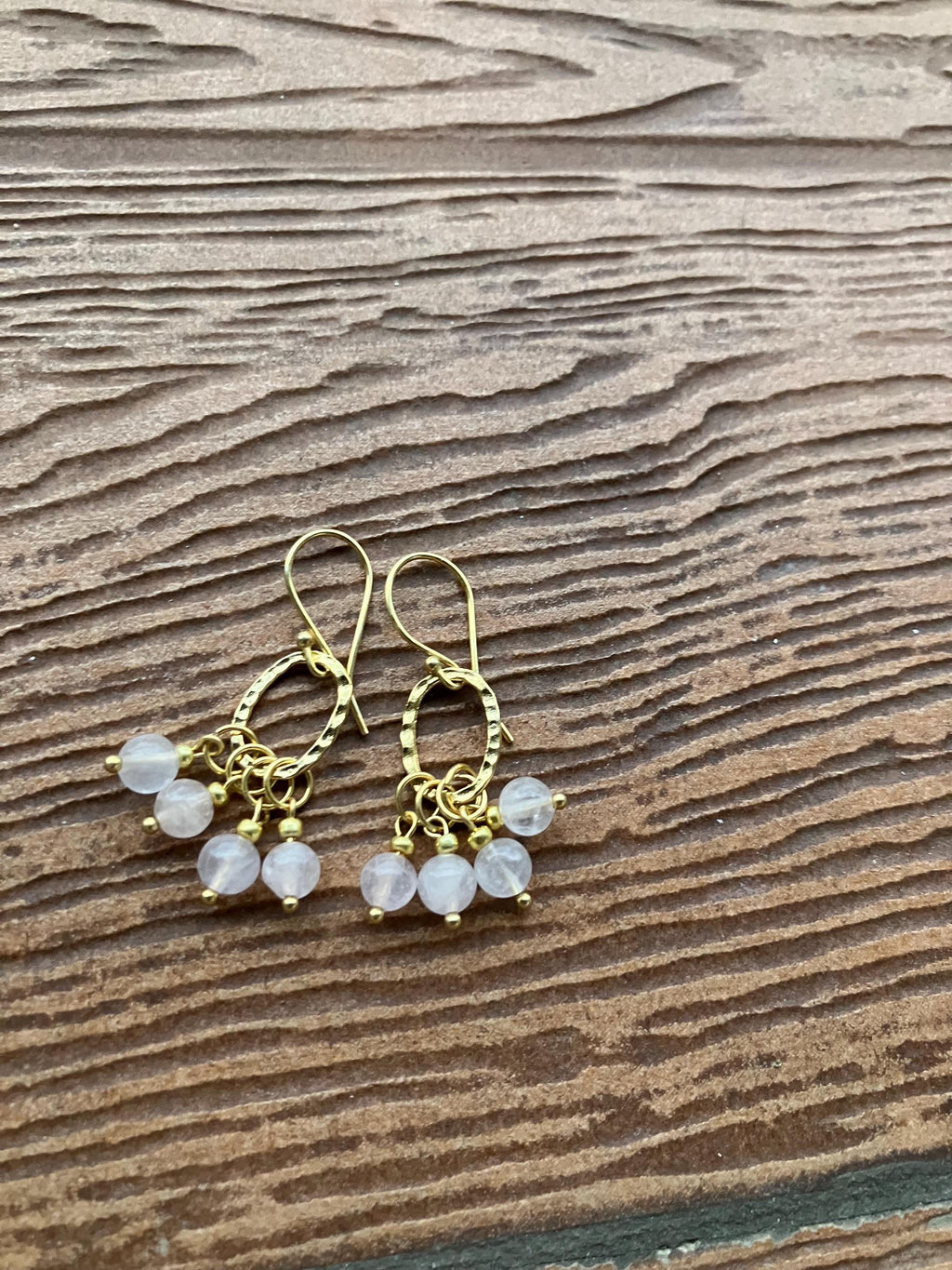 Boucles, Boucles modernes pendante; semi precieuse, quartz rose, laiton doré à l'or fin 24K