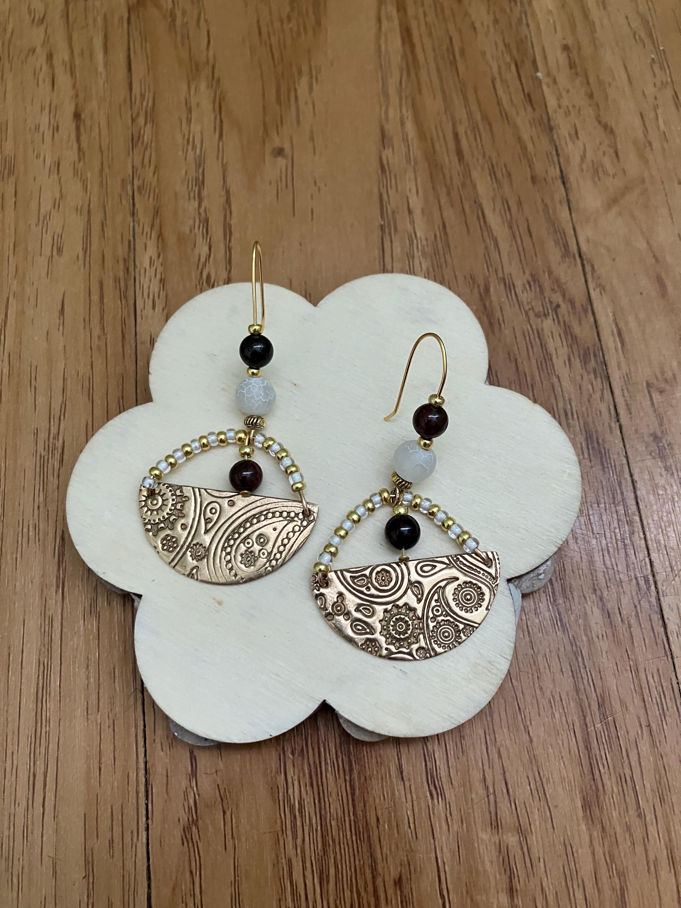 Boucles, Boucles orientales en bronze massif sculpté, semi précieuses grenat et agate blanche craquelée, laiton doré à l or fin 24k