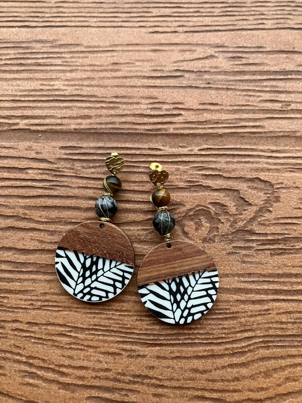 boucles ethniques chic en résine et bois, semi précieuse jaspe gris noir et œil de tigre marron