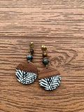 boucles ethniques chic en résine et bois, semi précieuse jaspe gris noir et œil de tigre marron