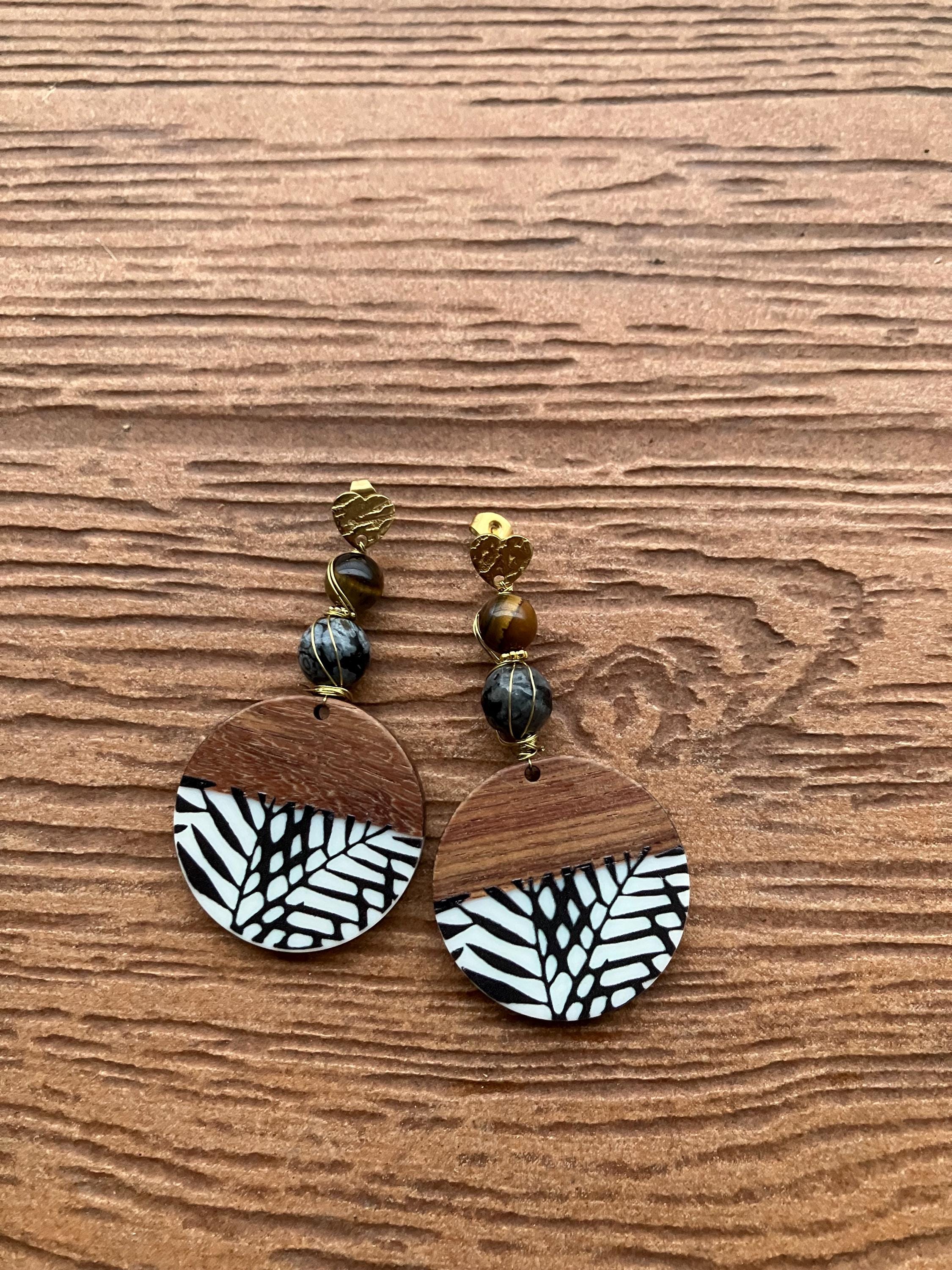 boucles ethniques chic en résine et bois, semi précieuse jaspe gris noir et œil de tigre marron