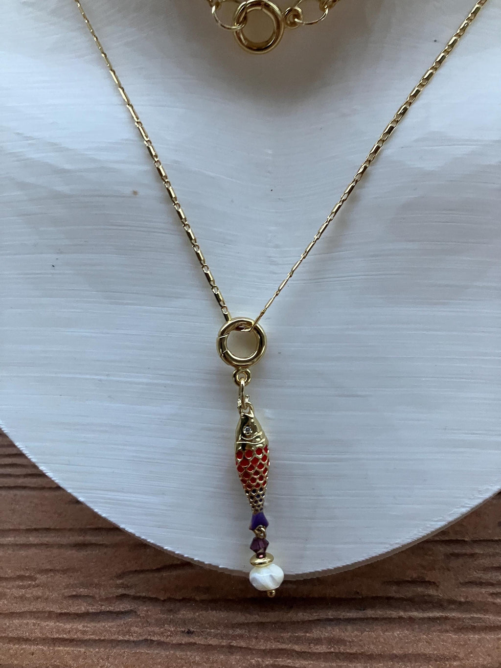 Sautoir moderne en plaque or 18 carats, coquillage naturel, cristal Swarovski avec pendentif poisson en aurifie et émail