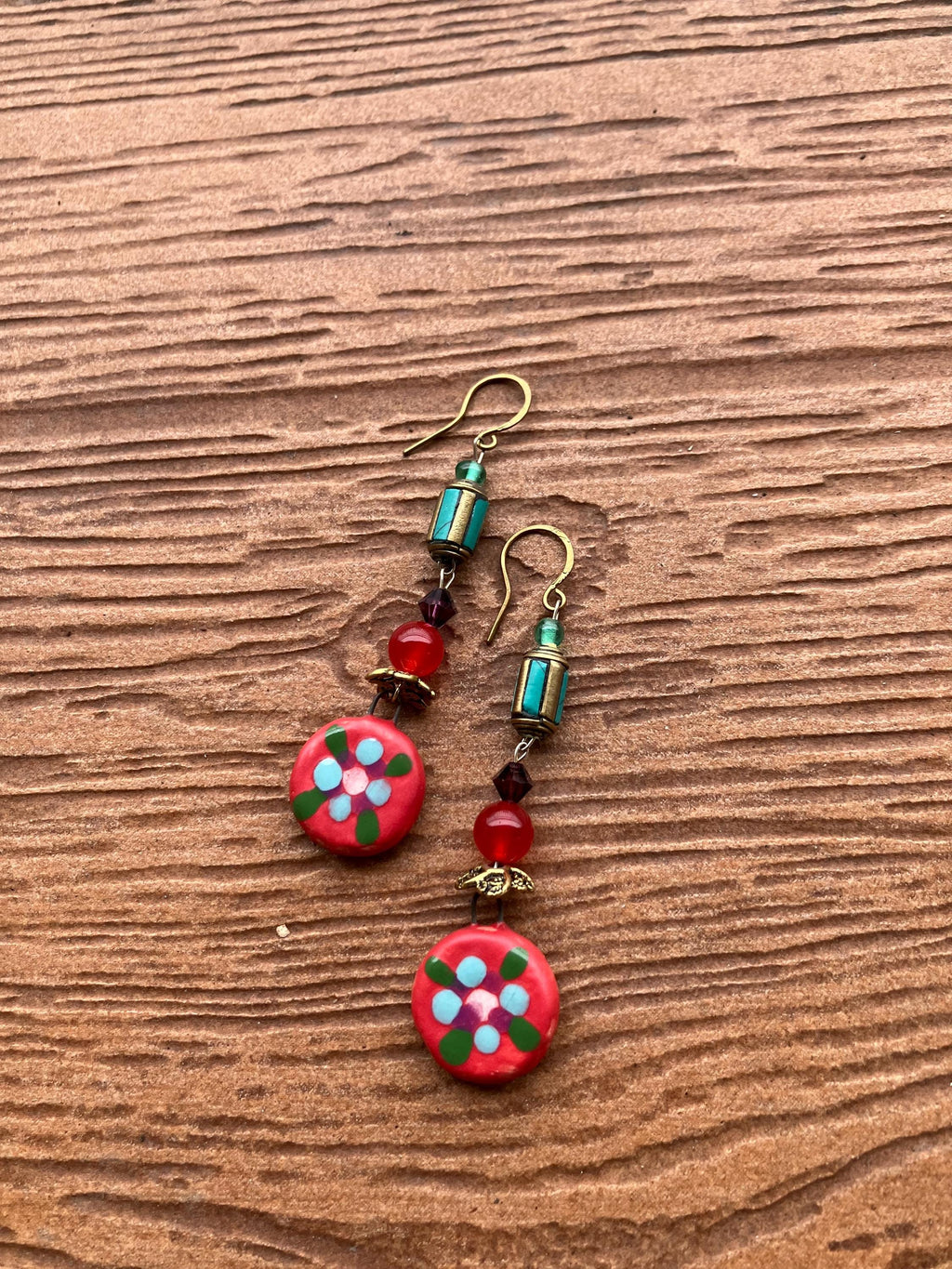 boucles ethniques chic en céramique artisanale peinte, semi précieuse cornaline, perle ethnique, cristal Swarovski et crochets fait main