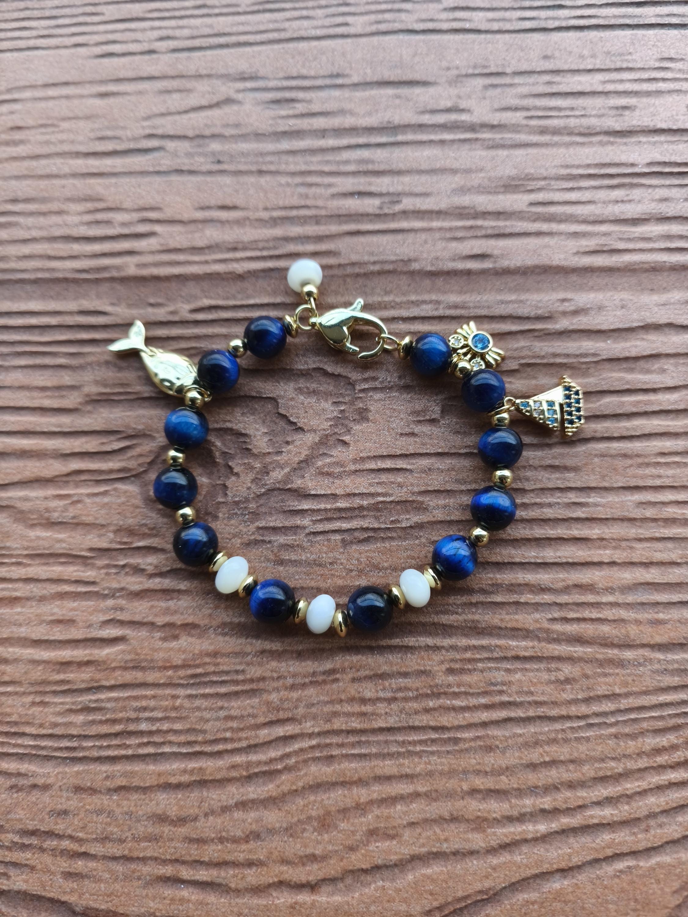 Bracelet chic de pierres semi précieuse en lapis lazuli et coquillage naturel avec ses charms de la mer en plaqué or et strass