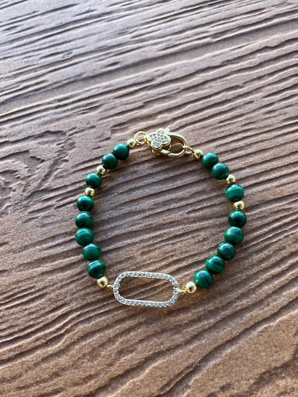 Bracelet chic en pierres semi précieuse malachite et plaqué or