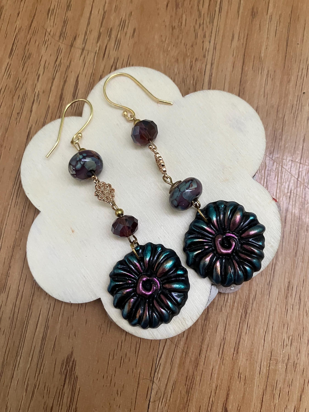 Boucles, longues boucles dépareillées en polymère, verre filé d art, plaqué or et verre tchèque