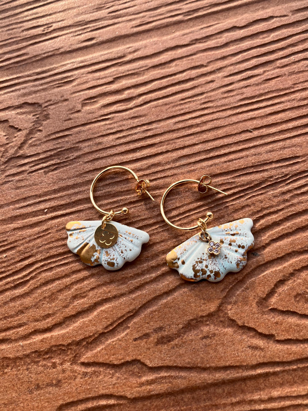 boucles dépareillées chic en céramique artisanale marbre or et plaqué or